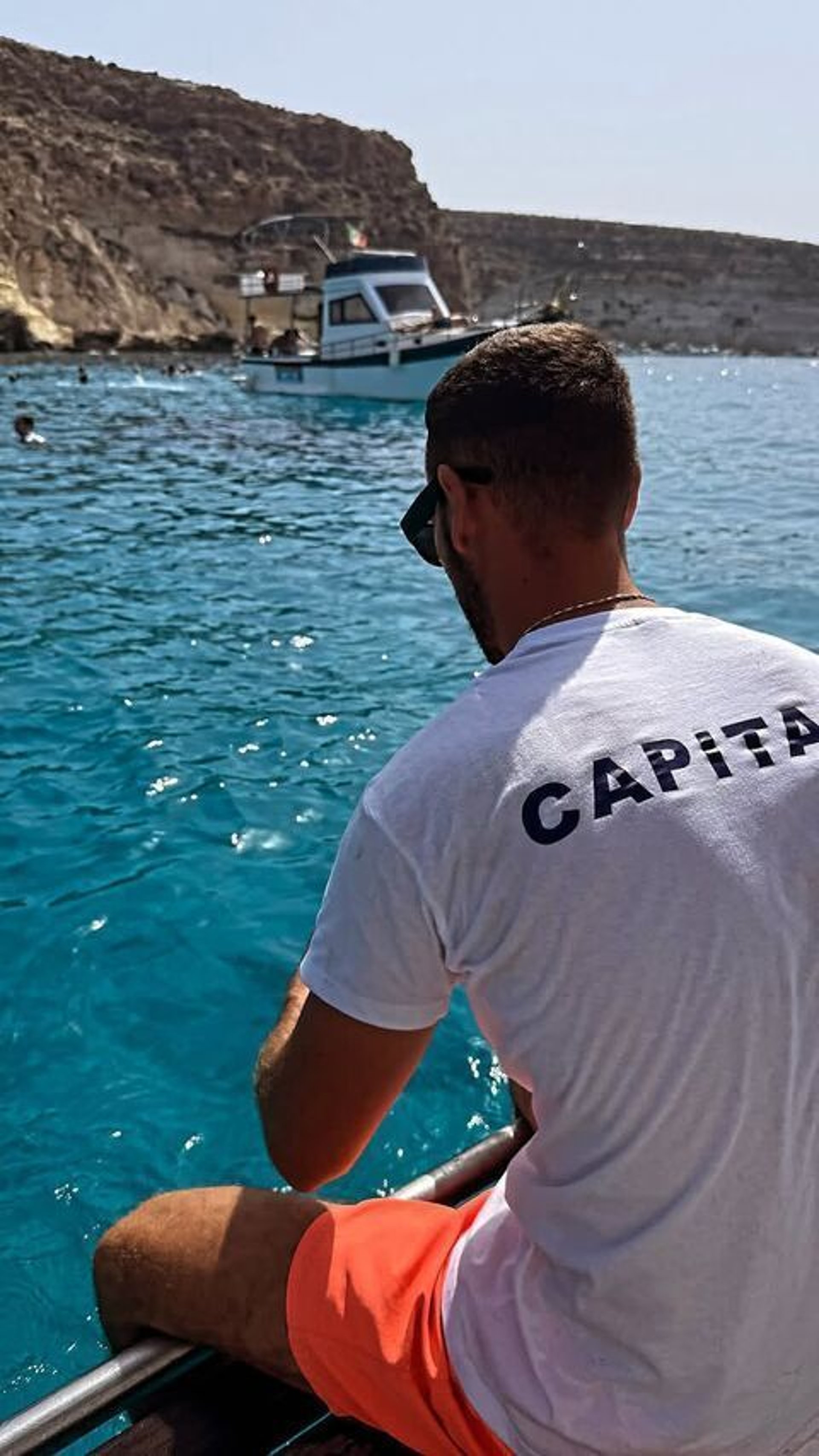 Natale al timone della Barca Gamar guardando il mare
