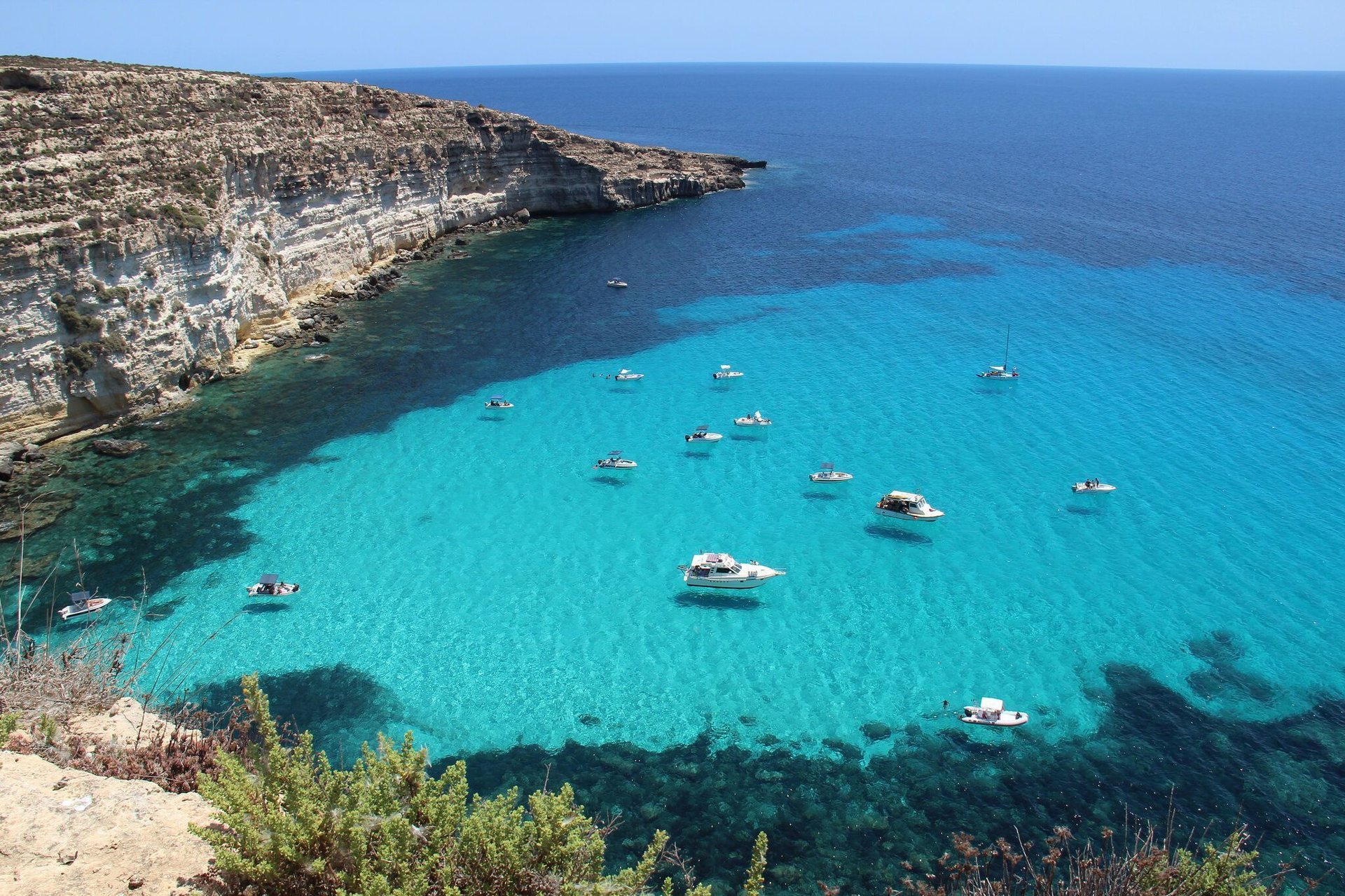 La baia della Tabaccara di Lampedusa vista dall'alto