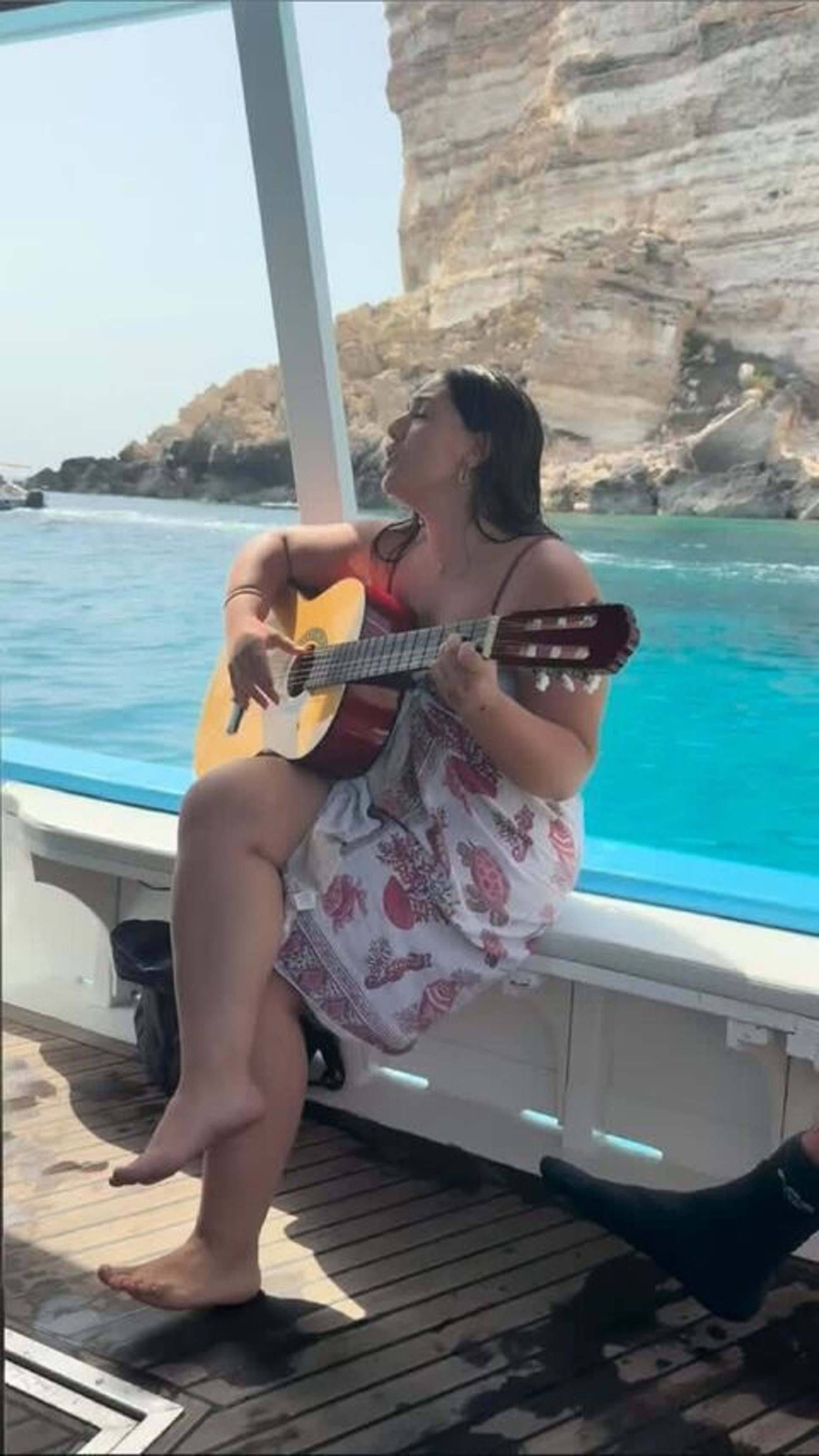 Miriam canta accompagnandosi con la chitarra a bordo