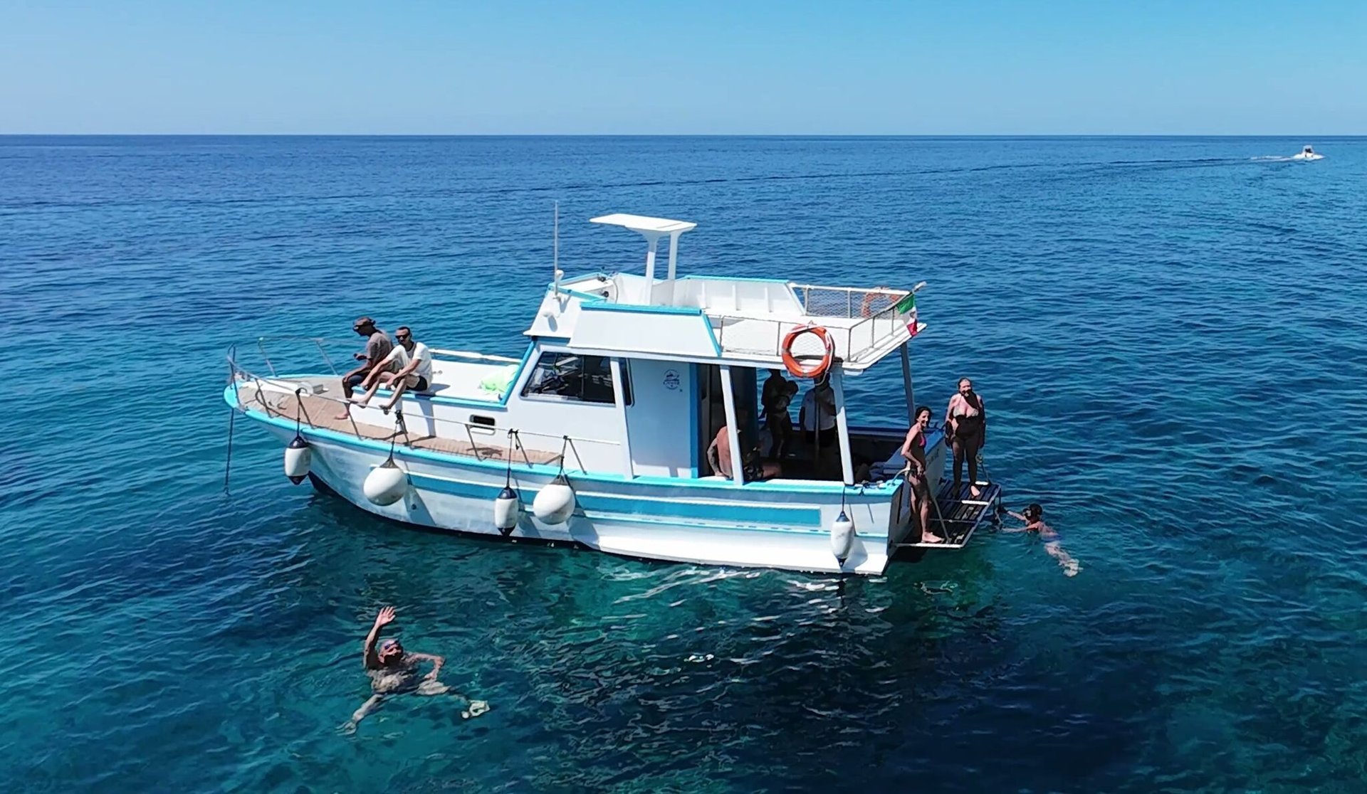 La Barca Gamar in navigazione verso l'orizzonte in gita in barca a Lampedusa