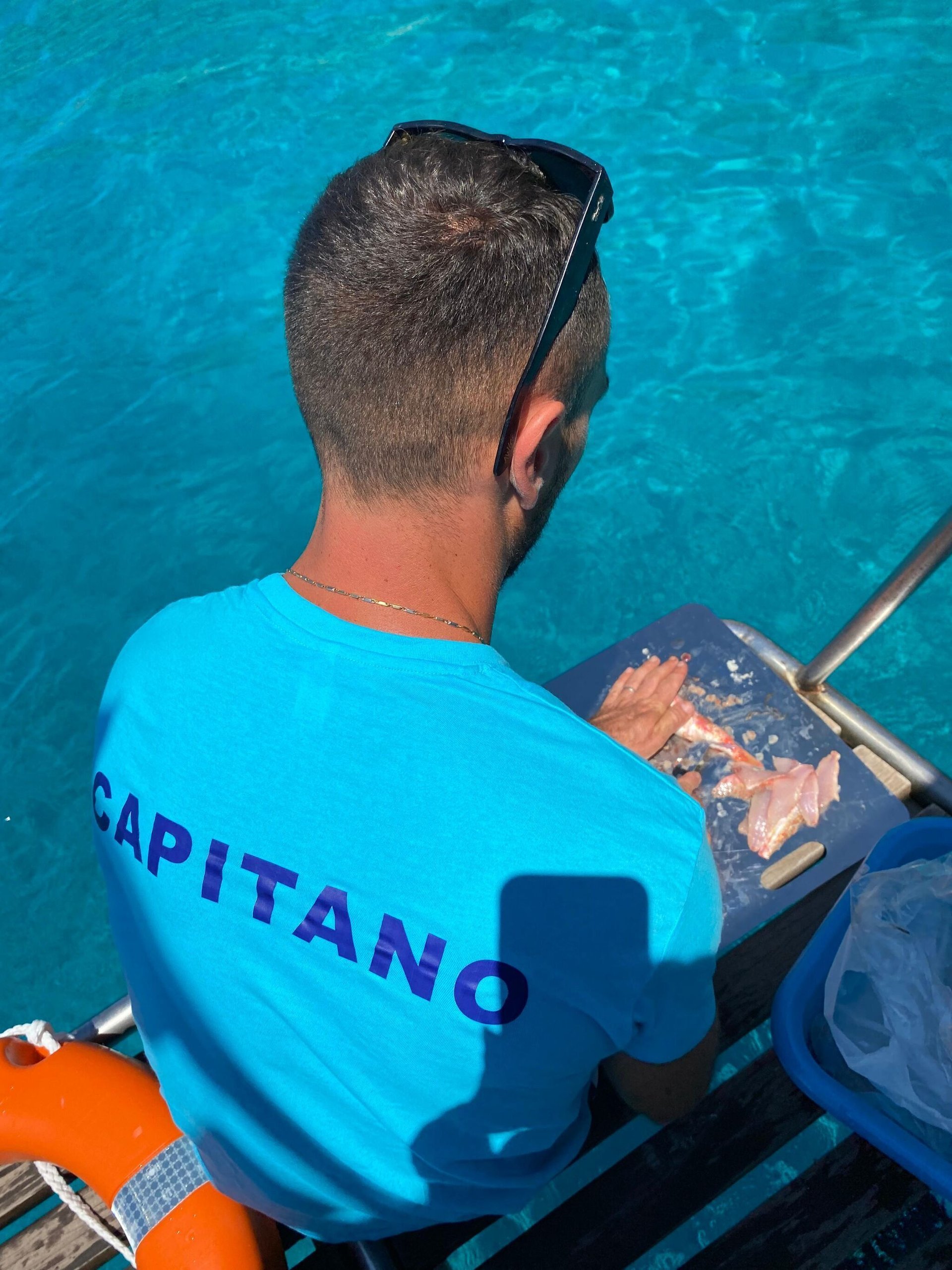 Natale prepara il pesce fresco in cambusa