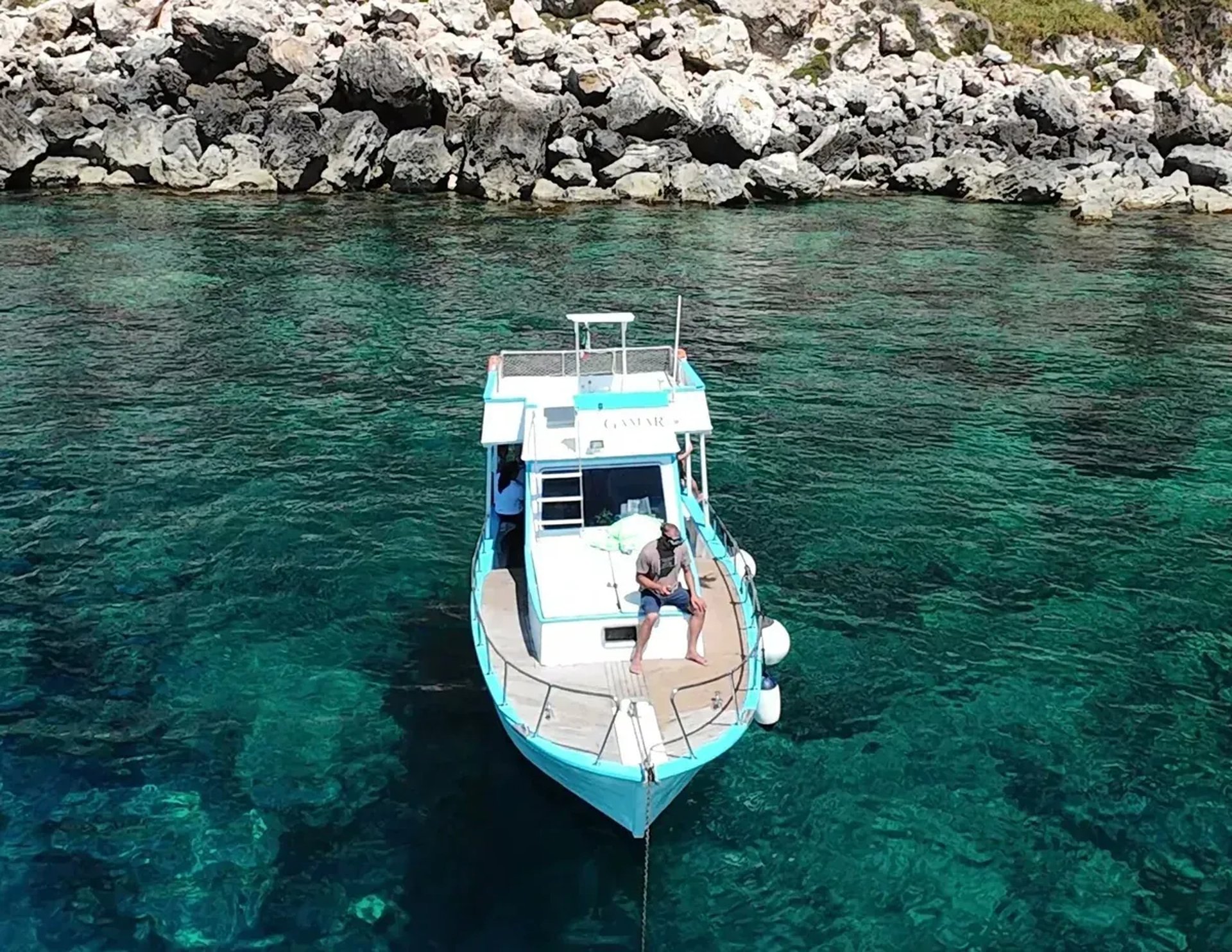 La Barca Gamar vista dall'alto vicino alla falesia a Lampedusa