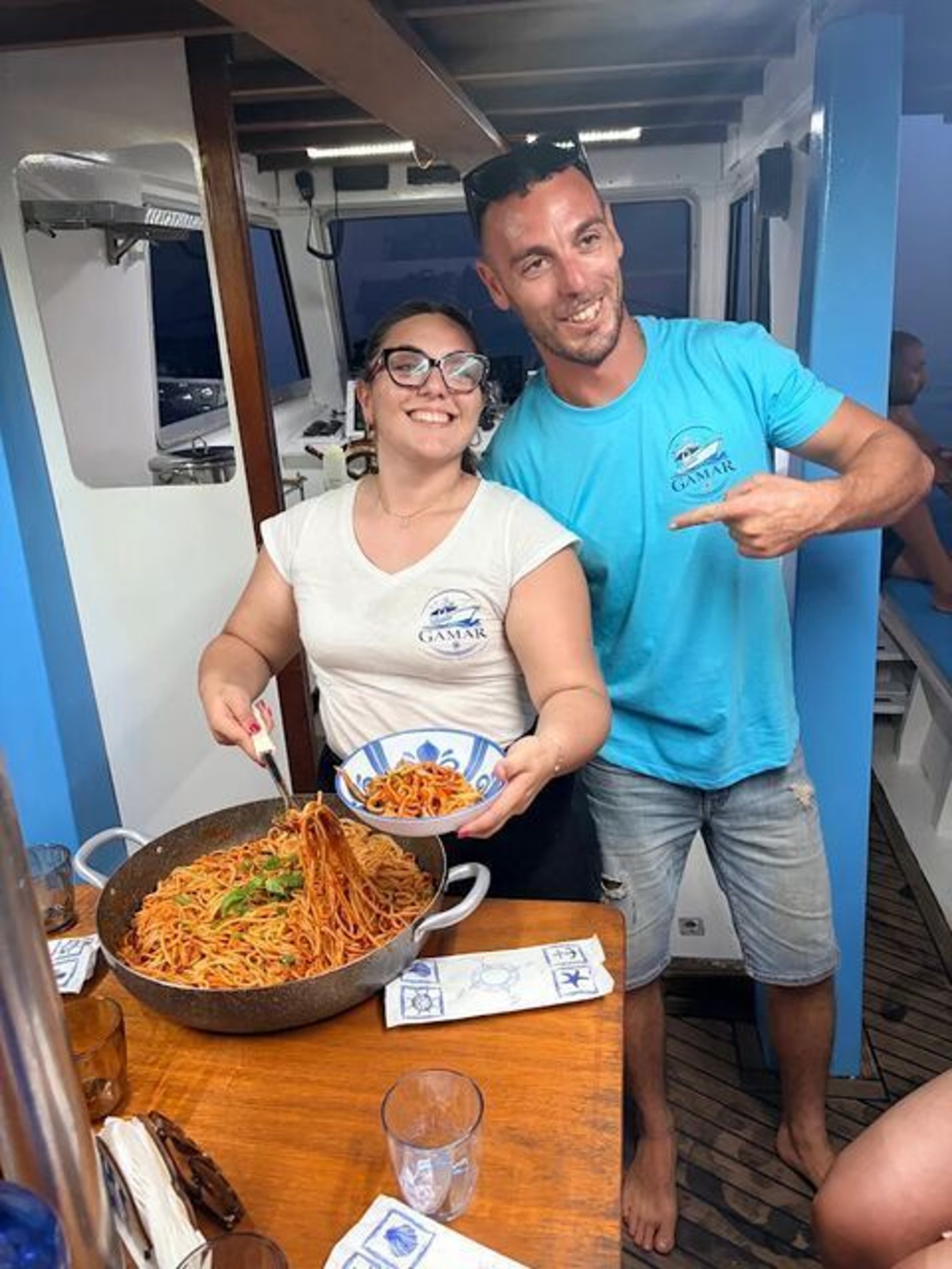 Natale e Miriam sorridono a bordo della Barca Gamar in gita a Lampedusa