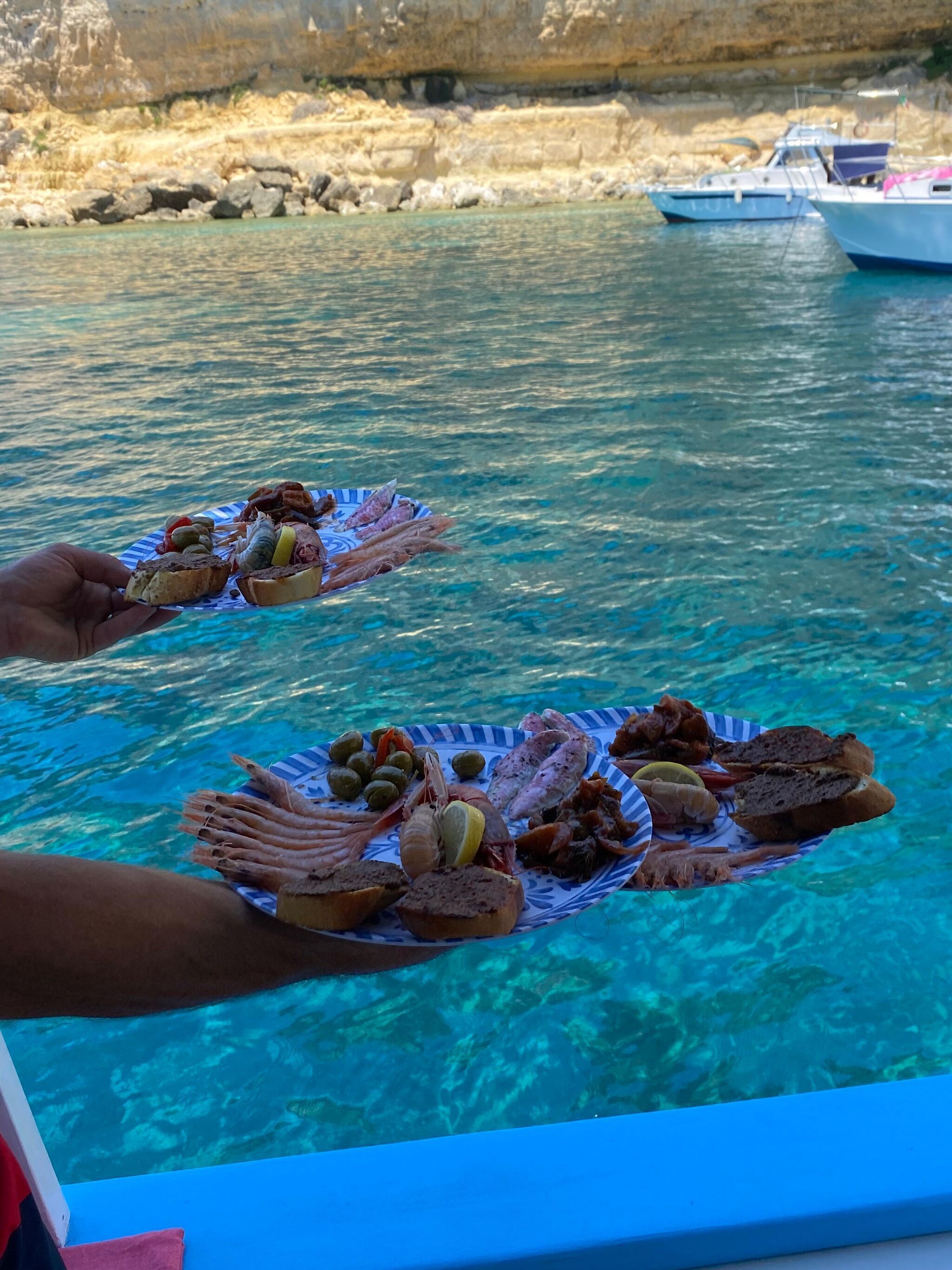 Tagliere di antipasti servito a bordo