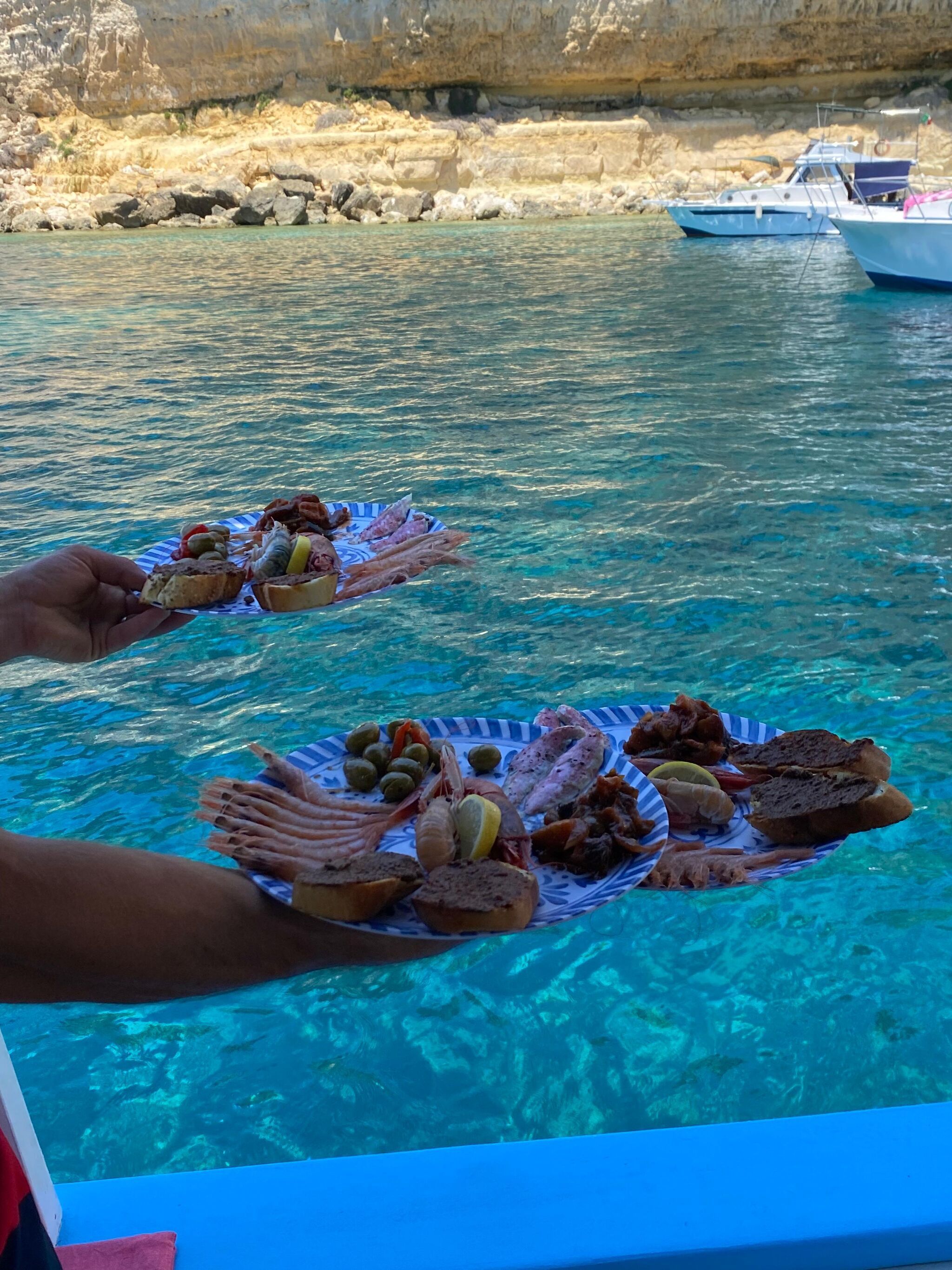 Tagliere di antipasti tipici servito a bordo al tramonto