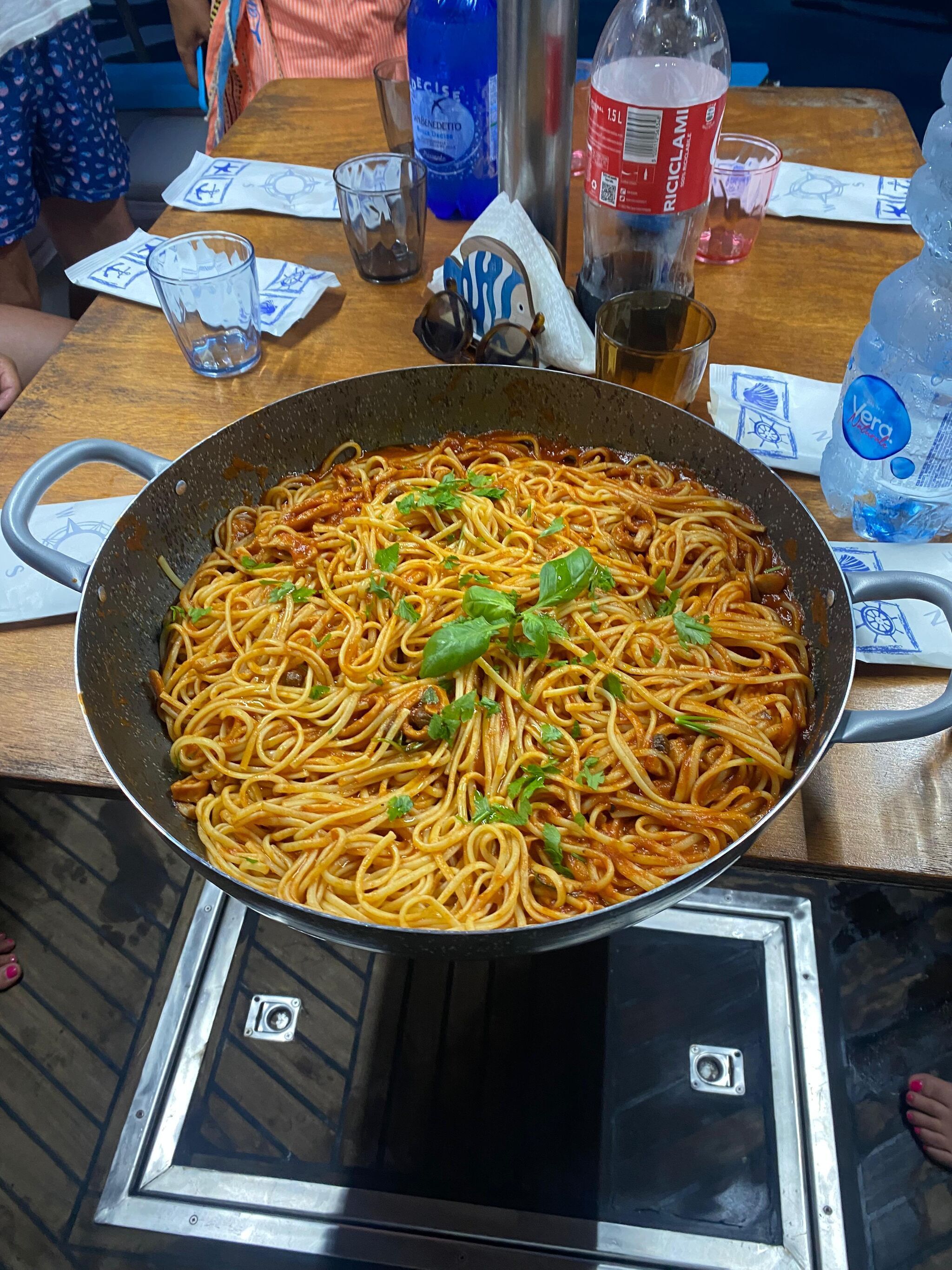 Padella di spaghetti preparati a bordo