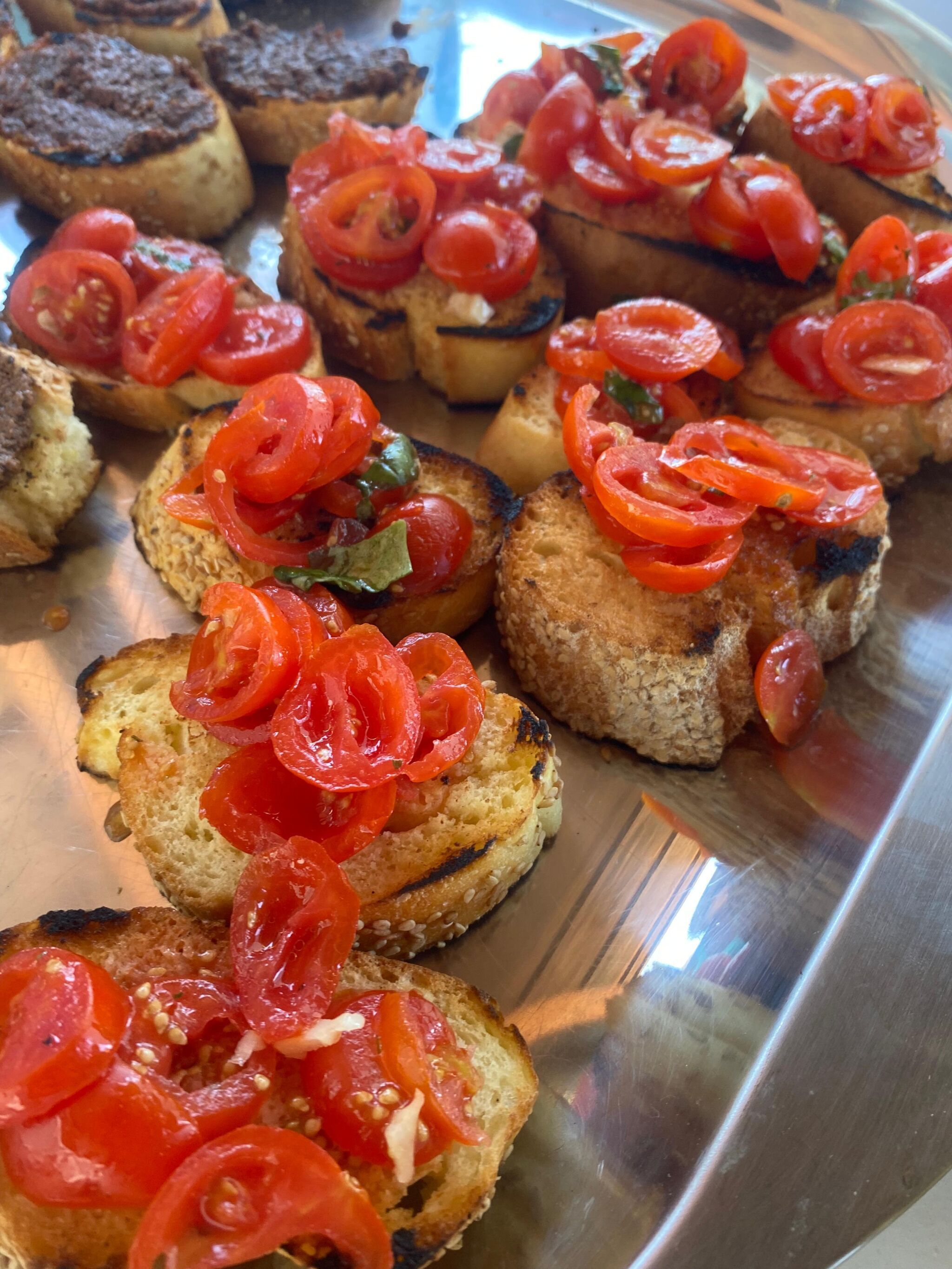 Bruschette al pomodoro preparate a bordo