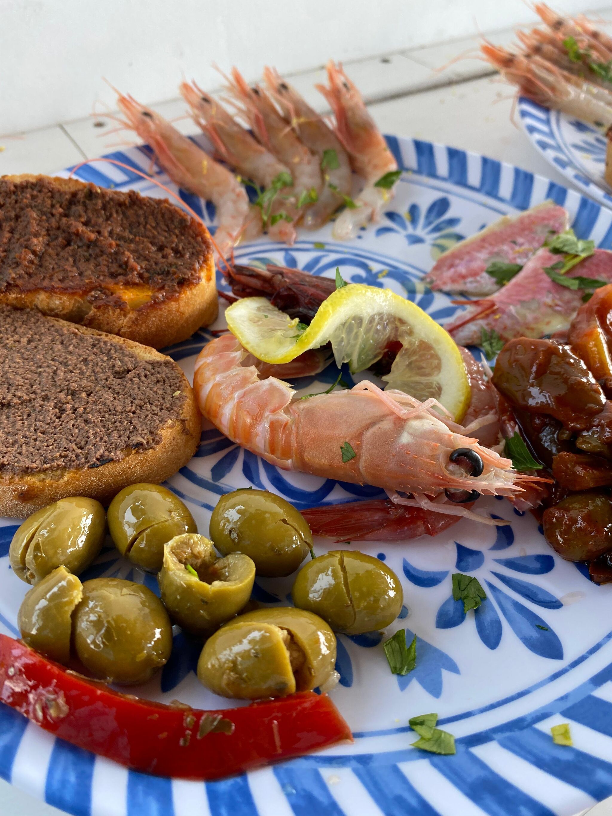 Antipasto di gamberi e olive servito a bordo